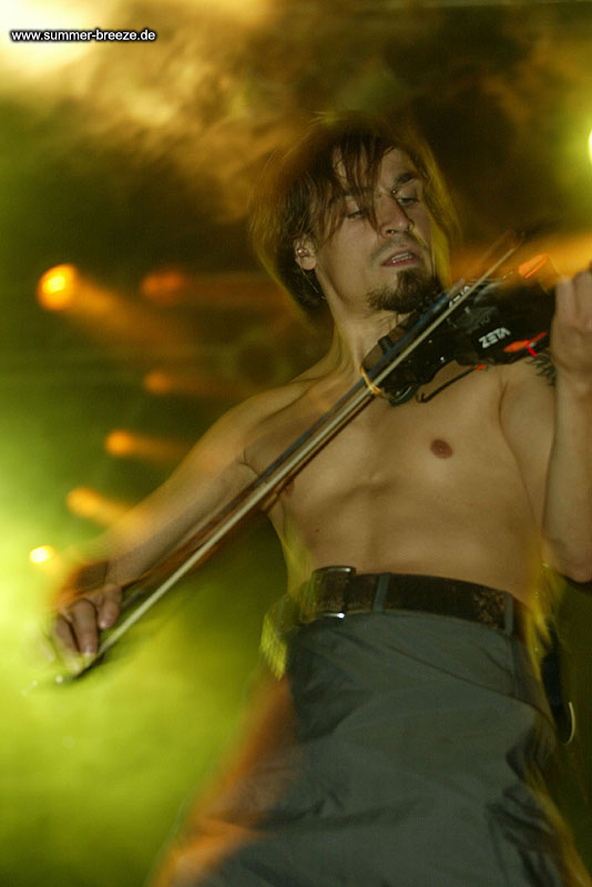 Bild eines Mitglied der Band Die Letzte Instanz beim Live Auftritt.